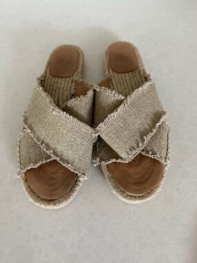 Spanish-style Cross-Strap Metallic Slide Sandals in Light Gold Metallic